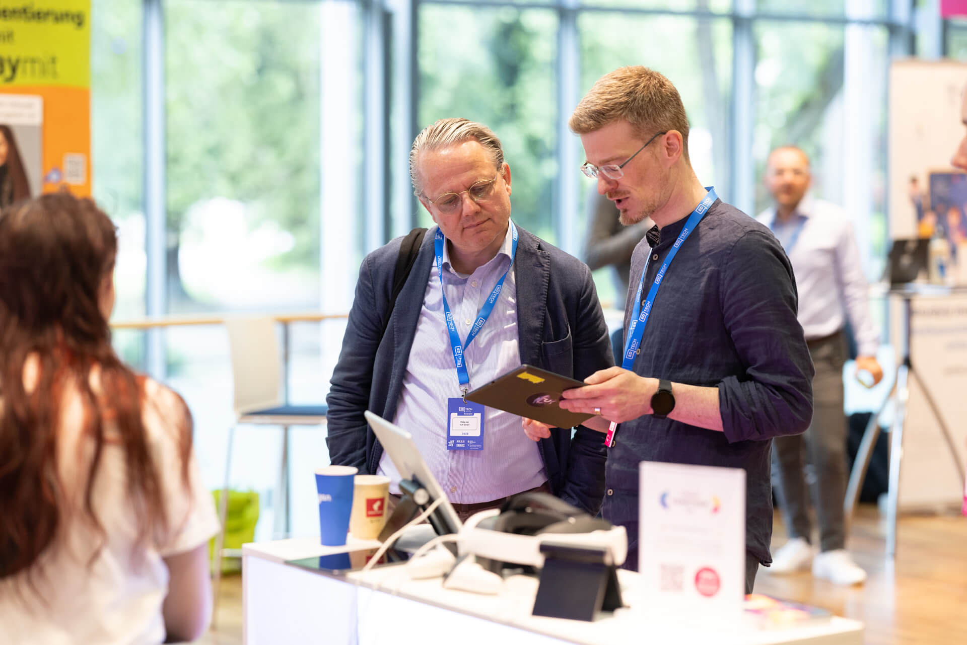 Zwei Männer im Gespräch am Messestand von Polycular.