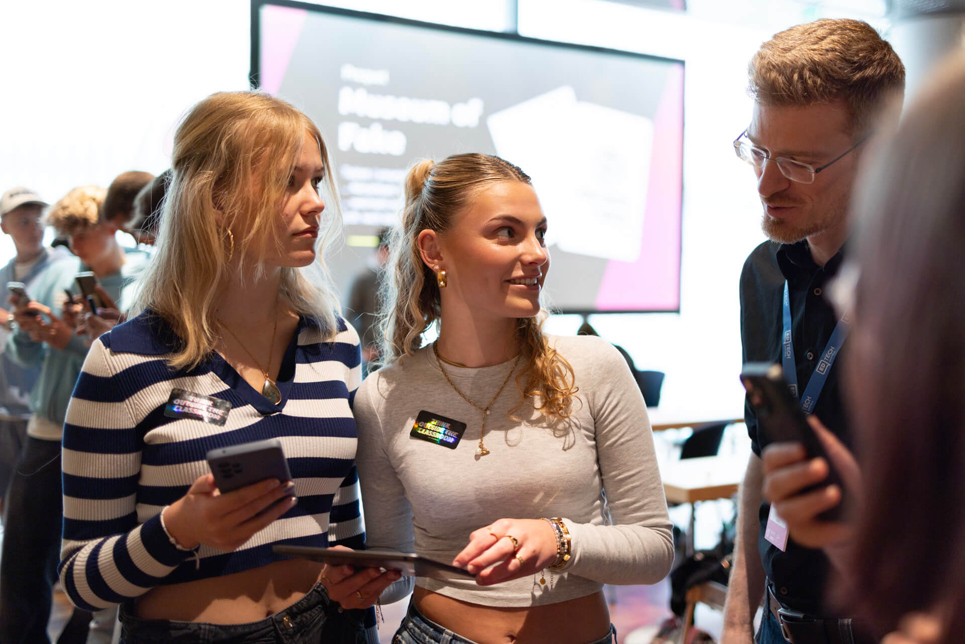 Schülerinnen testen gemeinsam eine digitale Lernanwendung bei einem Workshop.